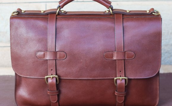 Lotuff_English_Briefcase_Front