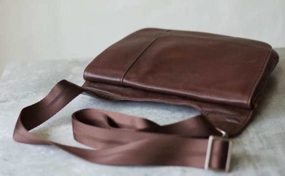 TUMI LEATHER CROSSBODY BAG